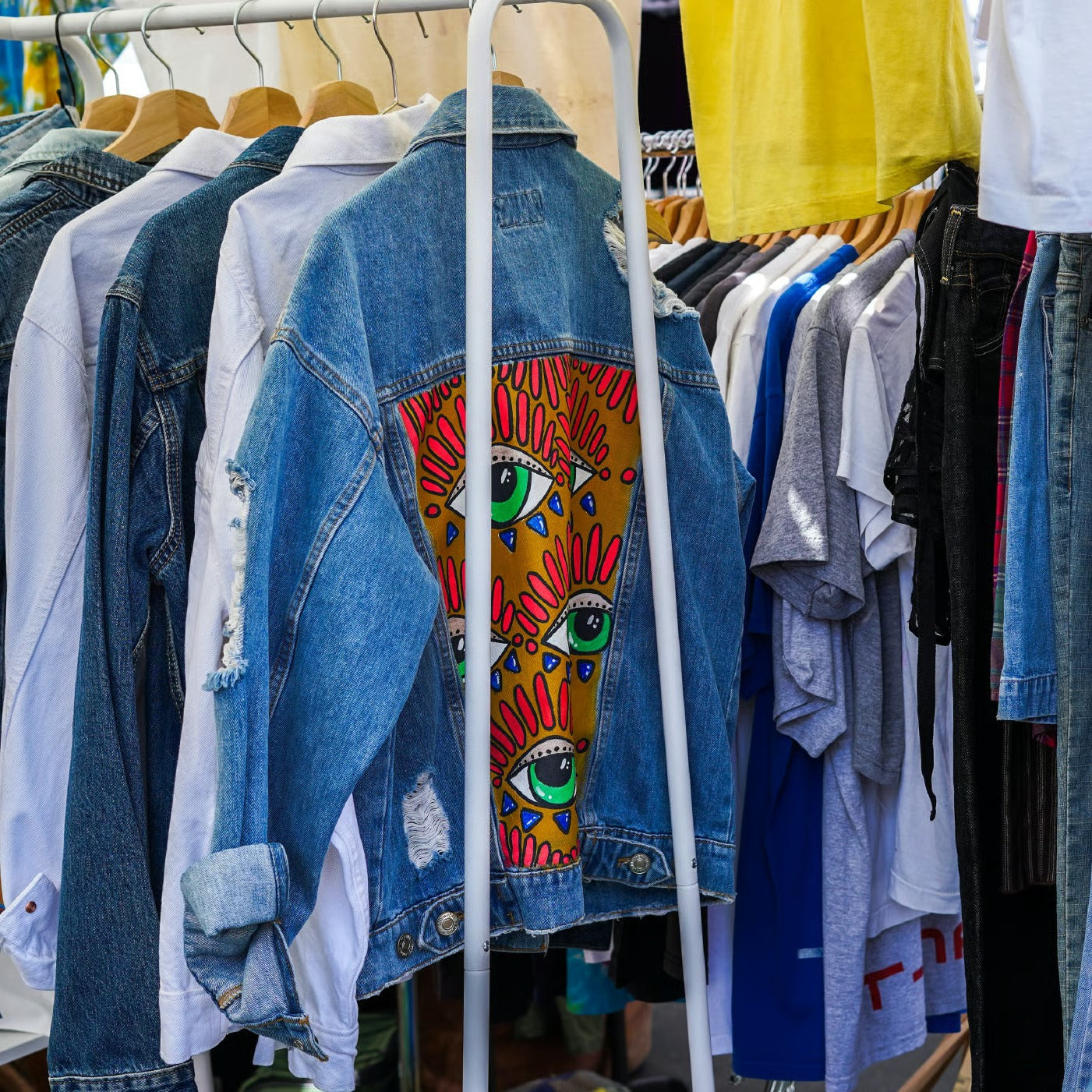 CLOTHING & ACCESSORIES